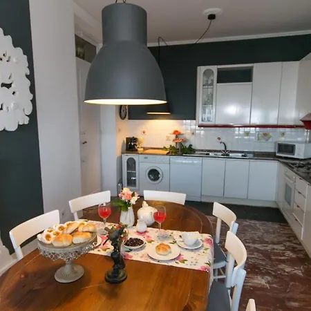 Ombrosa 8, Emma فيلة